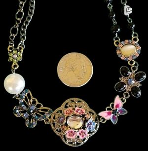 🦋🌺Butterfly Colorful Floral Necklace NWOT🪻🐛🌺🦋